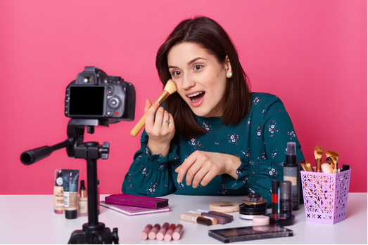 femme qui tourne une vidéo de beauté