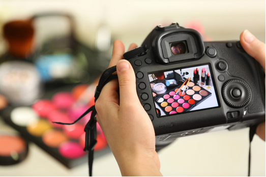 une femme qui photographie des produits de beauté